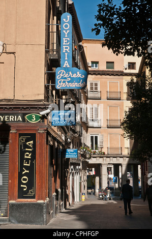 Matin dans la calle de Saragosse derrière la Plaza Mayor, le centre de Madrid, Espagne Banque D'Images