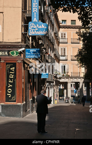 Matin dans la calle de Saragosse derrière la Plaza Mayor, le centre de Madrid, Espagne Banque D'Images