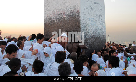 Les pèlerins s'embrasser la pierre noire Al Hajar Al Aswad La Mecque Arabie Saoudite Banque D'Images