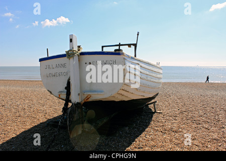 Bateau de pêche sur la plage de Dunwich Suffolk Angleterre UK Banque D'Images