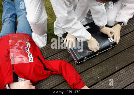 La police, crime scene investigation. Affaire de meurtre. Particules de fibres de la police enregistre un tué personnes corps. Banque D'Images