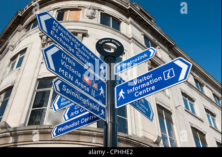 Une zone piétonne Rue directionnel situé dans la région de Oldham Street dans le centre-ville de Manchester. Banque D'Images