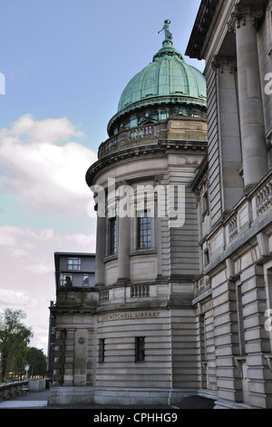 Un regard sur le côté à l'entrée de la Mitchell Library à Glasgow. Banque D'Images