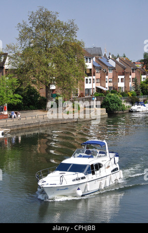 Motor Yacht croisière sur la Tamise, le bord de la Tamise, Staines-upon-Thames, Surrey, Angleterre, Royaume-Uni Banque D'Images