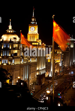 Chine Shanghai Bund la nuit les voitures, Drapeaux Banque D'Images