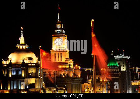 Chine Shanghai Bund dans la nuit Réveil Drapeaux Banque D'Images