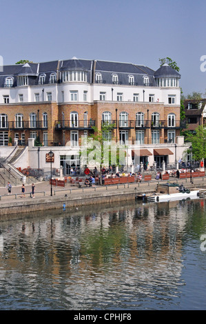 Promenade au bord de la rivière Thames, Edge, Staines-upon-Thames, Surrey, Angleterre, Royaume-Uni Banque D'Images