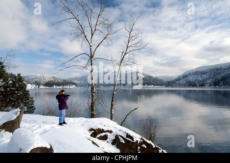 Une personne prend des photos près de Higgens Point au magnifique lac de Coeur d'Alene dans le nord de l'Idaho. Banque D'Images