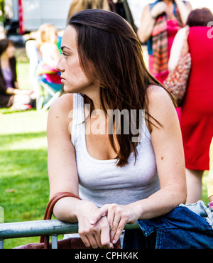 Attractive young woman waiting Banque D'Images