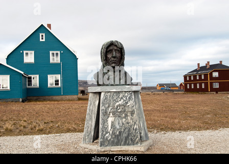 Statue de Roald Amundsen en ville Ny Ålesund Spitzberg Norvège Banque D'Images