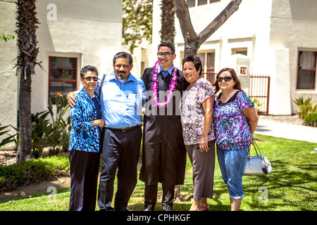 Un fier Hispanic family le jour de la remise des diplômes au CSU Channel Islands Banque D'Images