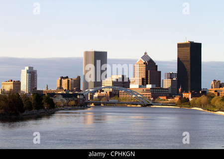 Rochester, New York, USA skyline vue depuis le sud au crépuscule avec la rivière Genesee s'écouler vers la zone du centre-ville. Banque D'Images