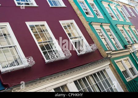 Maisons peintes aux couleurs vives dans l'Oriel Street, Oxford, Angleterre Banque D'Images