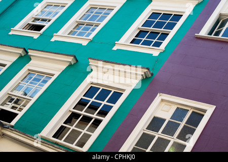 Maisons peintes aux couleurs vives dans l'Oriel Street, Oxford, Angleterre Banque D'Images