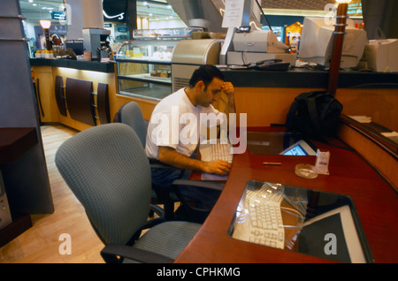 Dubai UAE centre commercial Burjuman Man dans Internet Cafe Banque D'Images