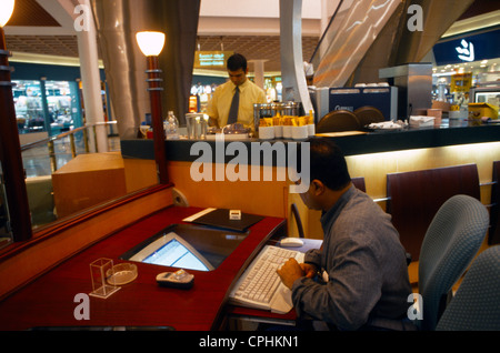 Dubai UAE Internet café centre commercial Burjuman Banque D'Images