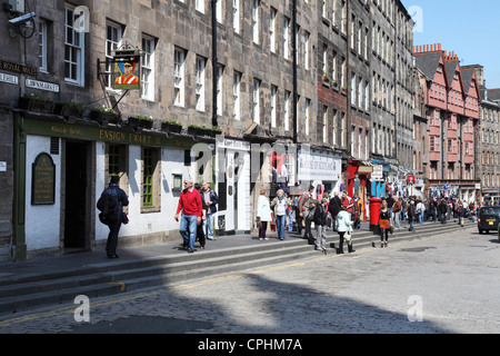 Les gens qui marchent le long de la Royal Mile passé l'Ensign Ewart pub dans Edinburgh Scotland UK Banque D'Images