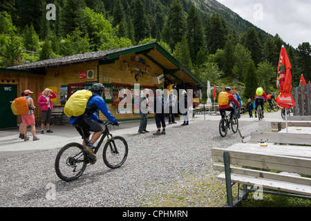 Les cyclistes de montagne passer le Zamsgatterl Kiosque alpine sur leur chemin vers l'Italie Banque D'Images