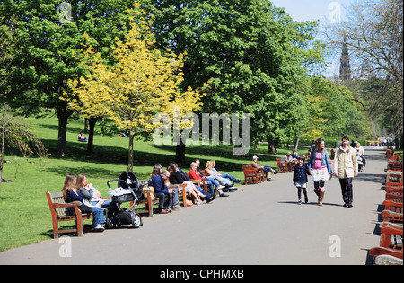 Personnes à pied et assis dans les jardins de Princes Street, Edinburgh Scotland UK Banque D'Images