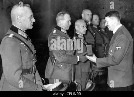 Adolf Hitler l'attribution de la Croix de Chevalier de la Croix de fer d'Heinz Guderian, 1939 (photo n/b) Banque D'Images