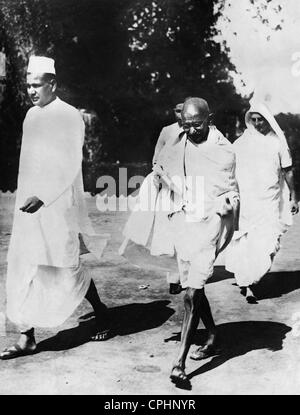 Mahatma Gandhi avec Mirai Bai sur le chemin de la maison du vice-roi, 1931 (photo n/b) Banque D'Images