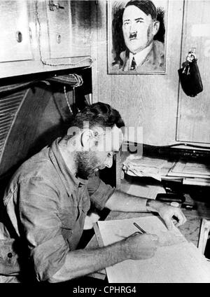 La cabine d'un U-boat allemand le capitaine, doté d''un portrait obligatoire d'Adolf Hitler (photo n/b) Banque D'Images