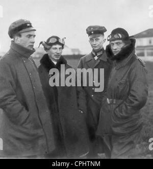 Manfred von Richthofen avec Anthony Fokker et autres pilotes de chasse, 1916 Banque D'Images