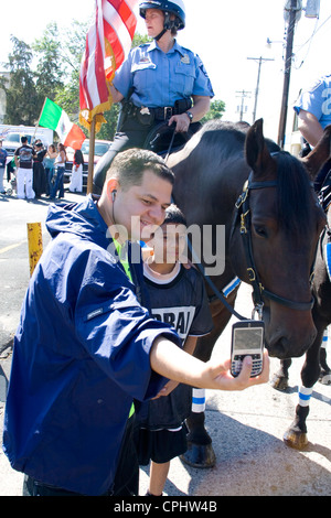 Après avoir pris la photo à côté de patrouille de la police montée à cheval sur femme parade. Le jour de l'indépendance mexicaine Minneapolis Minnesota MN USA Banque D'Images