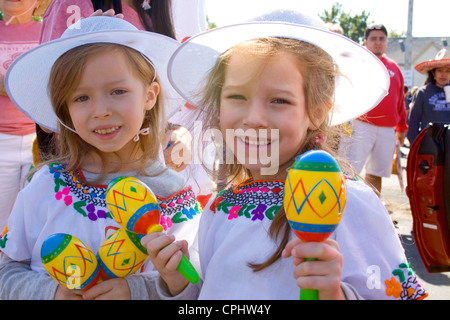 Heureux les jeunes filles secouer les maracas dans la parade. Le jour de l'indépendance mexicaine Minneapolis Minnesota MN USA Banque D'Images