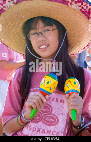 Latino-américaine mexicaine girl shaking maracas dans la parade. Le jour de l'indépendance mexicaine Minneapolis Minnesota MN USA Banque D'Images