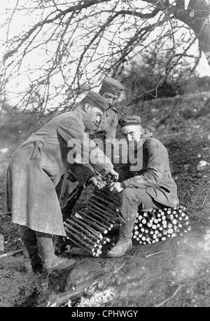 Les soldats allemands fortifier une route, 1915 Banque D'Images