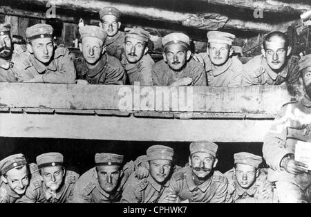 Soldats allemands dans un abri sur le front de l'Ouest Banque D'Images