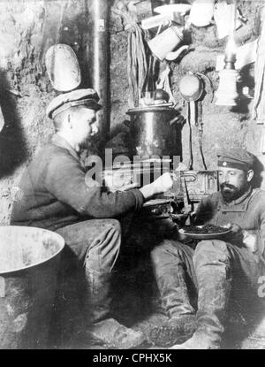 Soldats allemands dans un abri, 1915 Banque D'Images