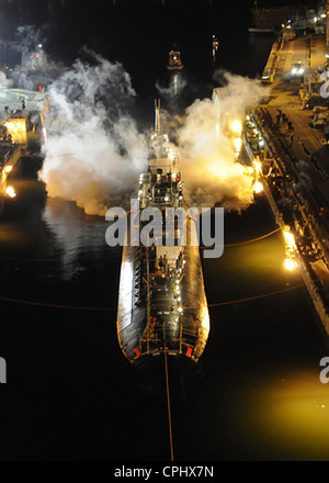 La classe Los Angeles sous-marin d'attaque rapide à propulsion nucléaire USS Miami (SSN 755) entre dans le dry dock pour lancer une révision à Portsmouth Naval Shipyard le 15 mars 2012 à Portsmouth, NH. Banque D'Images