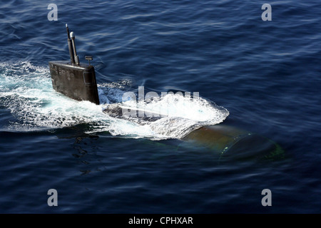 La classe Los Angeles sous-marin d'attaque rapide à propulsion nucléaire USS Miami (SSN 755) des surfaces pendant un exercice de guerre anti-sous-marine le 11 novembre 2007 dans le Nord de la mer d'Oman. Banque D'Images