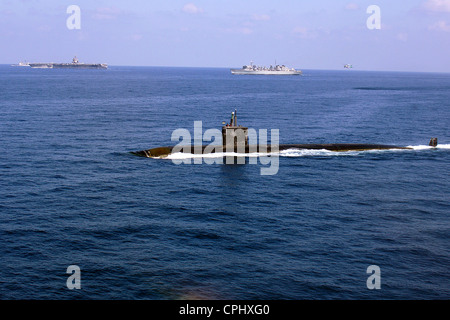 La propulsion nucléaire de classe Los Angeles sous-marin d'attaque rapide USS Miami (SSN 755) cuit avec le porte-avions à propulsion nucléaire USS Enterprise le 13 novembre 2007 dans la mer d'Oman Banque D'Images