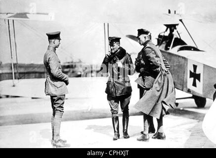 Manfred von Richthofen avec les autres pilotes, 1915 Banque D'Images