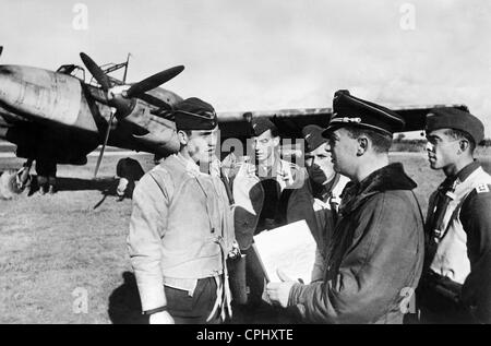 Les pilotes allemands discutent de leur mission, 1940 Banque D'Images