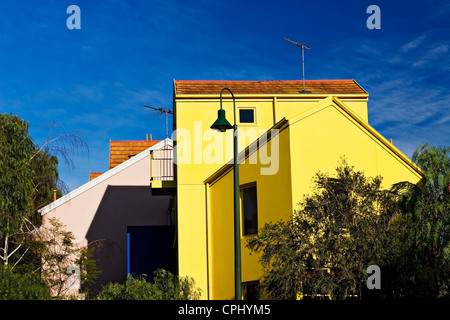 Melbourne Australie / cette étonnante maison jaune lumineux est situé dans la banlieue de Flemington. Banque D'Images