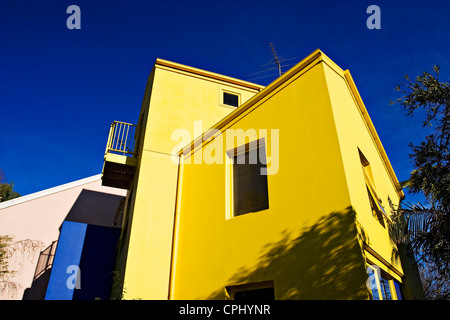 Melbourne Australie / cette étonnante maison jaune lumineux est situé dans la banlieue de Flemington. Banque D'Images