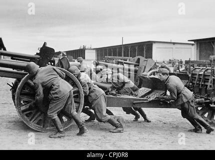 La formation des soldats de l'artillerie croate, 1941 Banque D'Images