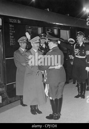 Hermann Goring se félicite de Adolf Hitler à son arrivée à la gare Lehrter à Berlin, 1938 Banque D'Images