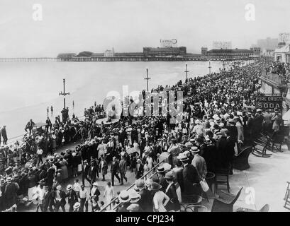 Parade à la promenade de la plage d'Atlantic City, 1922 Banque D'Images