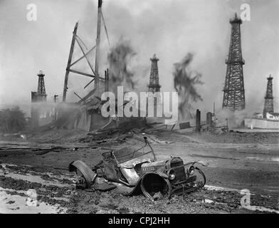 Carcasse de voiture après un incendie sur un champ de pétrole en Californie, 1926 Banque D'Images