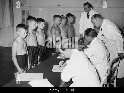 Examen médical pour l'admission à la Deutsches Jungvolk, 1929 Banque D'Images