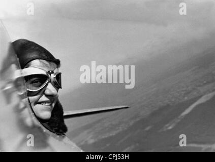 Hanna Reitsch pilote allemand (1912-1979) dans son avion. En 1937, Reitsch est devenue la première femme pilote officiel du monde. Banque D'Images