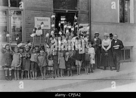 Enfants allemands en face d'un centre d'affectation de logement pendant le référendum en Prusse occidentale, 1920 Banque D'Images