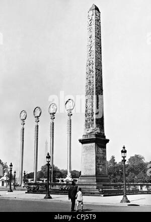 Obélisque sur la Place de la Concorde un jour avant l'ouverture de l'Exposition Universelle de Paris, 1937 Banque D'Images