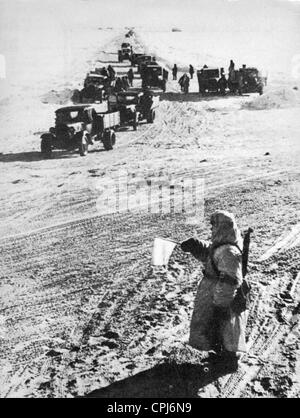 Les convois de l'armée russe traversant le lac Ladoga gelé, 1941-1942 (photo n/b) Banque D'Images