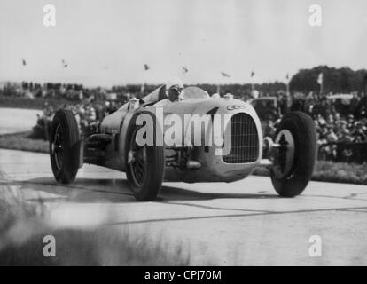 Grand Prix d'Allemagne sur le Nürburgring : Hans coincé dans une voiture de course, 1935 Banque D'Images